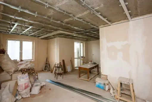Saló en procés de reforma amb l’estructura metàl·lica del sostre a la vista