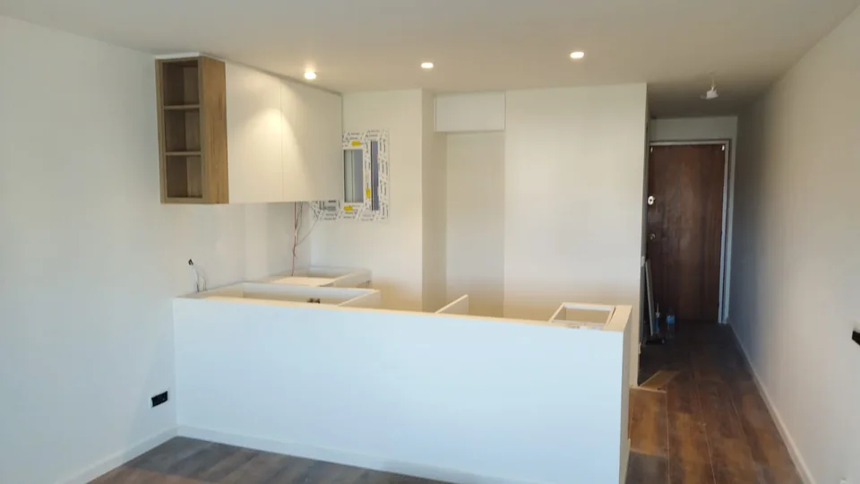 Muntatge del mobiliari blanc i la península de la cuina